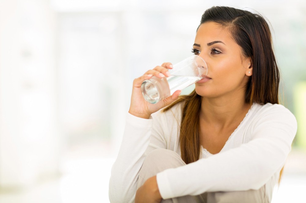 cara minum air putih yang benar