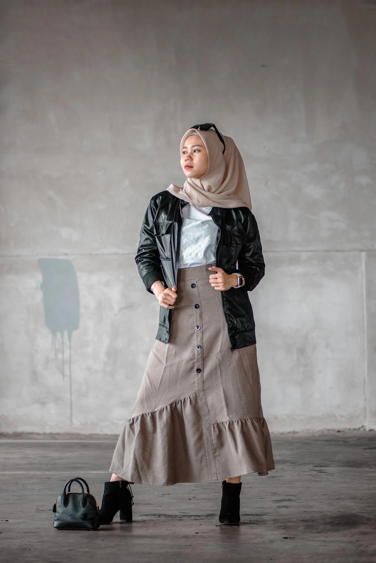 T-shirt Putih, Rok Midi, dan Jaket Kulit Hitam 