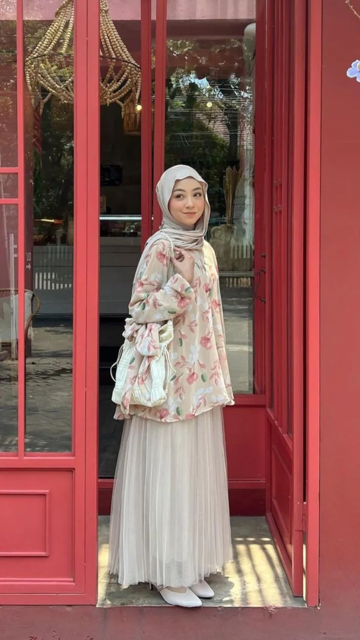 Blouse Floral dan Maxi Skirt