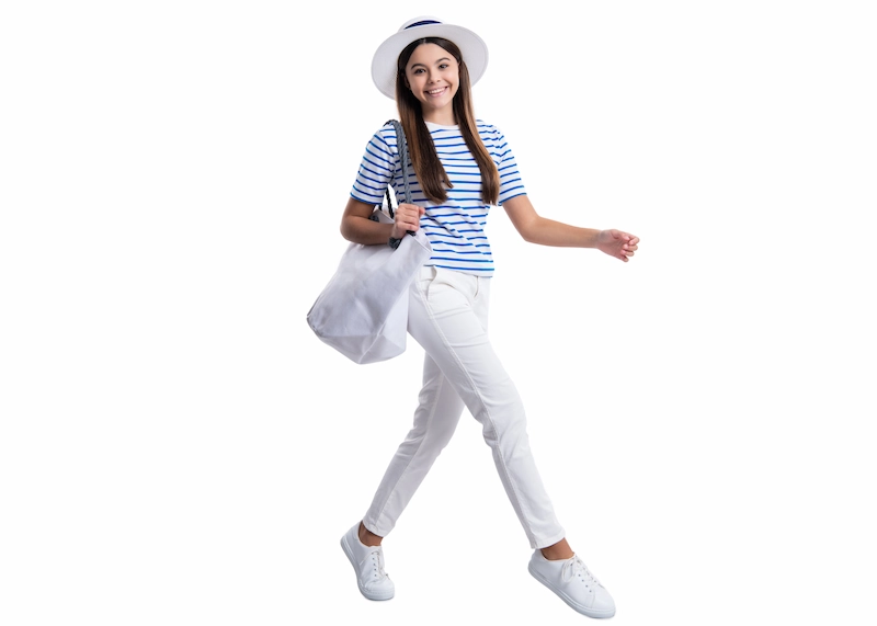 Casual Summer Look dengan Topi dan Celana Putih