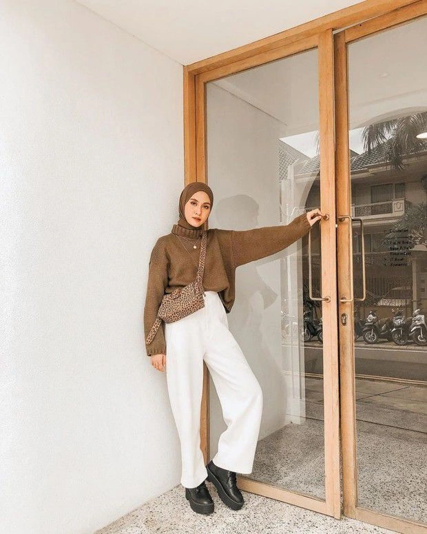 Celana High Waist dan Turtleneck