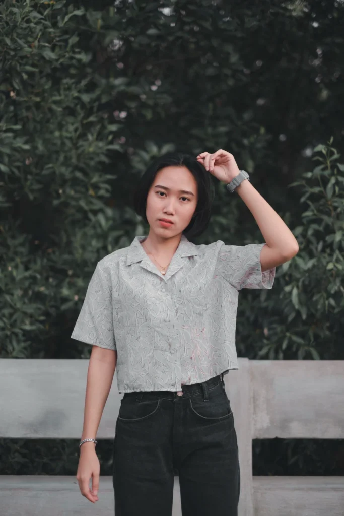 Outfit jalan-jalan kemeja crop dan basic jeans