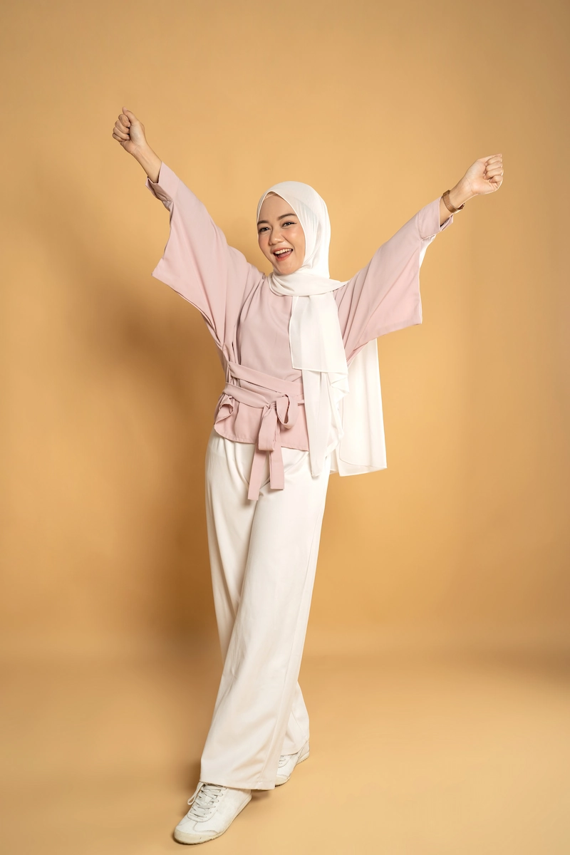 Outfit Celana Putih Hijab Stylish