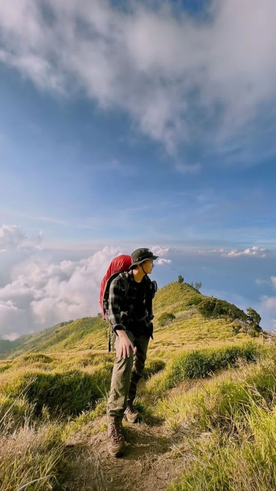 Sepatu dan Topi Rimba