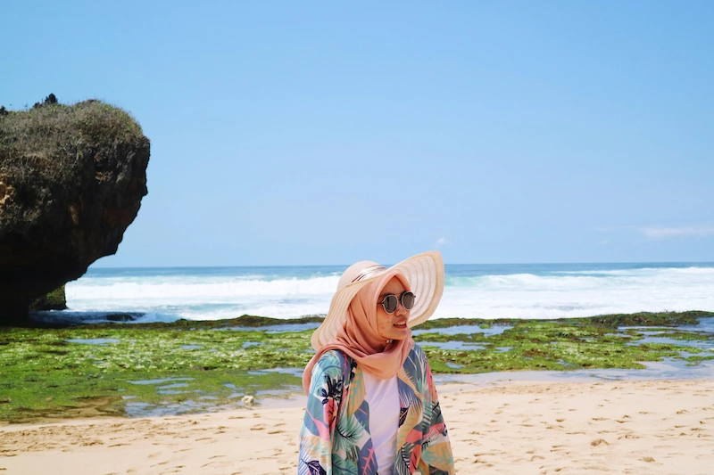 Topi Pantai Lebar