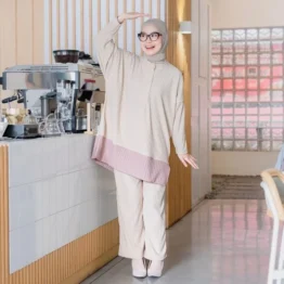 Pashmina Nude dengan Baju Oversized