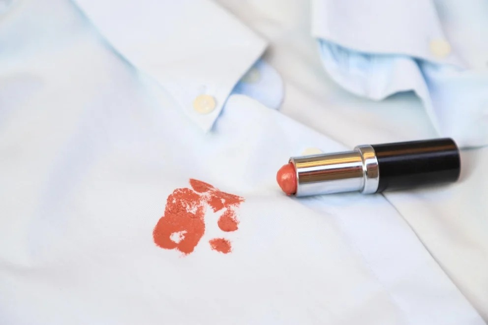 cara menghilangkan noda lipstik di baju