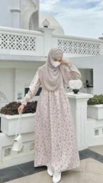 Dress Floral dengan Hijab Warna Earth Tone