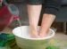menghilangkan bau kaki