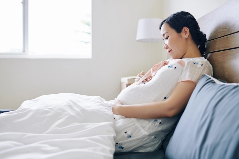 posisi tidur untuk mengurangi mual saat hamil muda