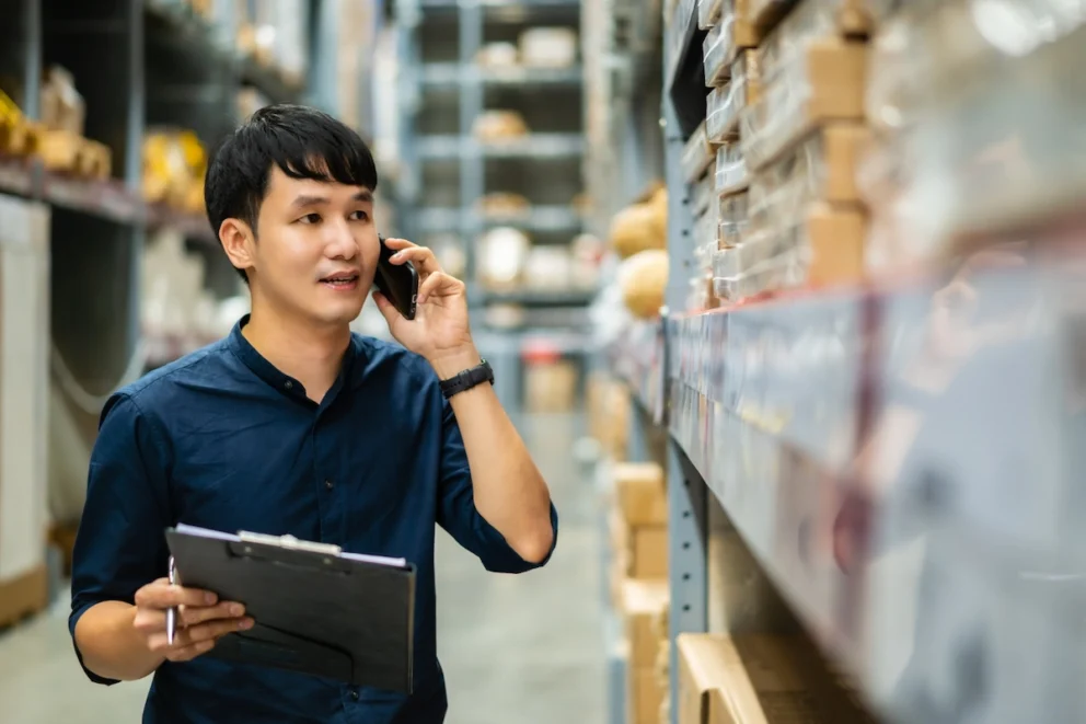 procurement specialist adalah