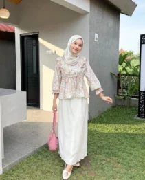 Rok Putih dengan Atasan Floral